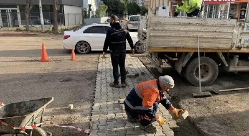 OKUL ÖNÜNDE AÇILAN ÇUKUR PARKEYLE KAPATILDI