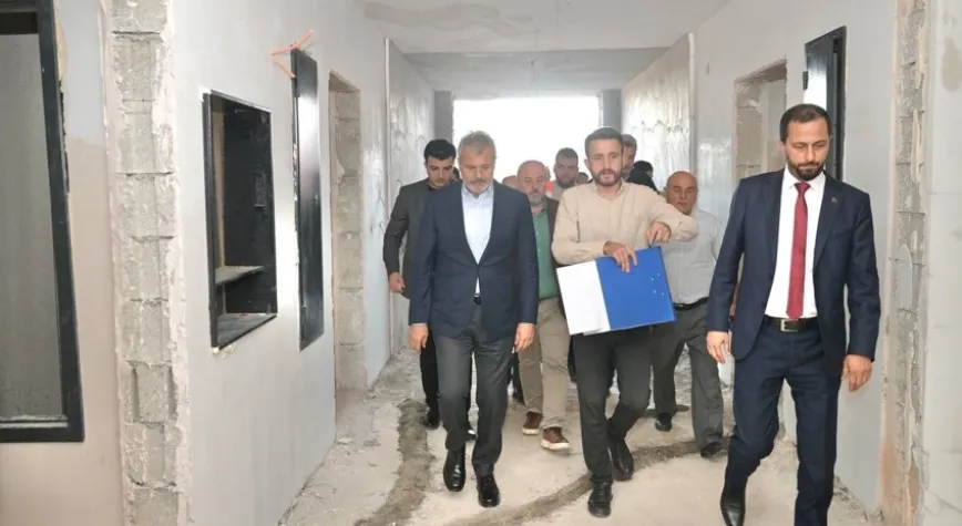 ÖNTÜRK, YAYLADAĞI’NDA DEPREM KONUTLARINI İNCELEDİ