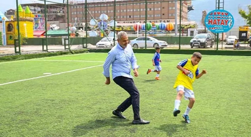 ÖNTÜRK YILDIZ FUTBOLCULARLA ŞUT ÇALIŞMASI YAPTI
