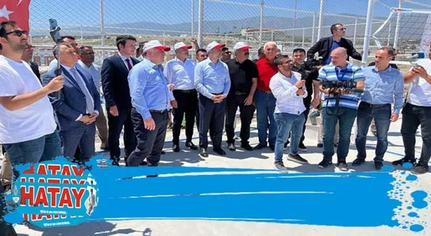 Osman Aşkın Bak, gençlerle voleybol oynadı