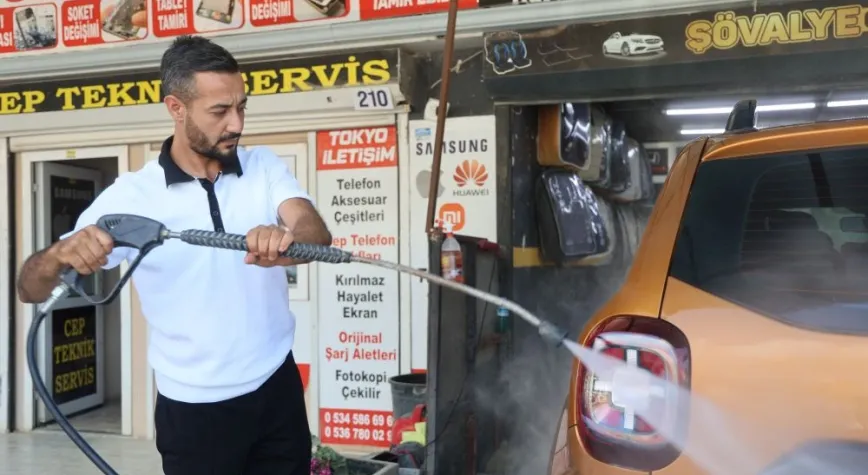 Oto Yıkama Çalışanının Dikkati Aracı Alevlerden Kurtardı