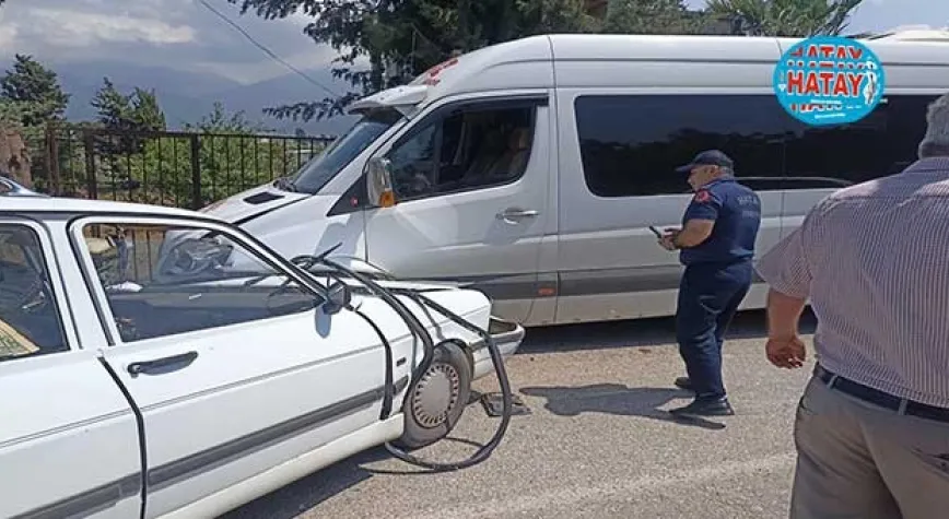 OTOMOBİL İLE DOLMUŞ KAFA KAFAYA ÇARPIŞTI