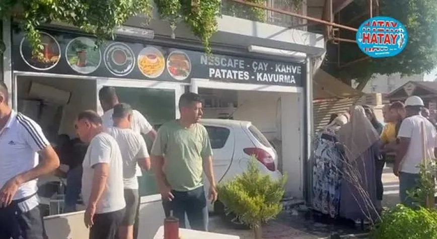 OTOMOBİL KAFETERYAYA DALDI