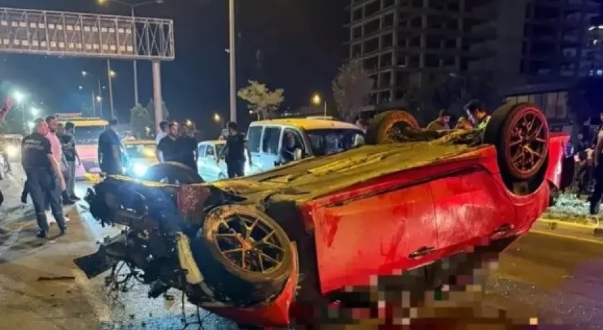 Otomobil, kaldırımdaki yayalara çarptı: 3 ölü, 3 yaralı