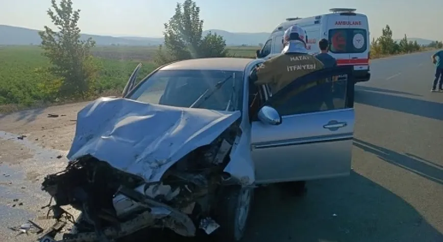 Otomobil Traktöre Çarptı: 3 Yaralı