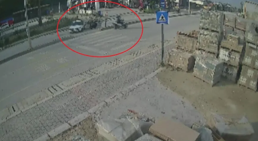 Otomobile Çarpan Motosikletli Metrelerce Havaya Uçtu