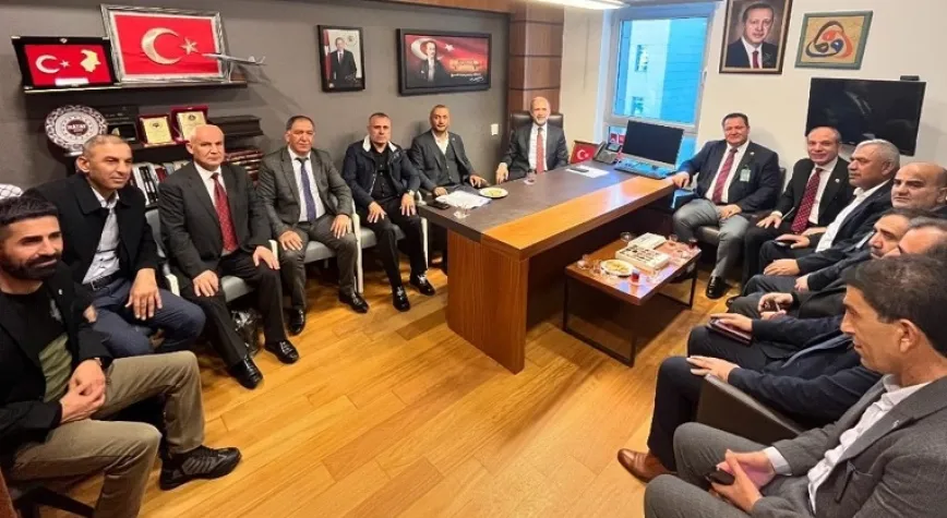 ÖZEL KONUKLARINI OFİSİNDE AĞIRLADI