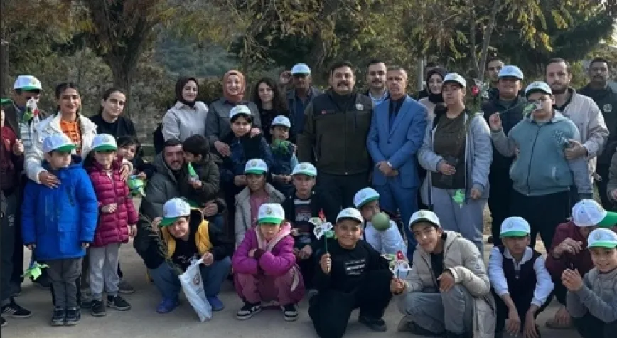 Özel öğrenciler fidanları toprakla buluşturdu