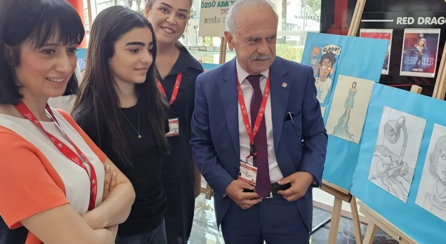 Özgü Ada 13 Yaşında 27 Eserle İlk Sergisini Açtı