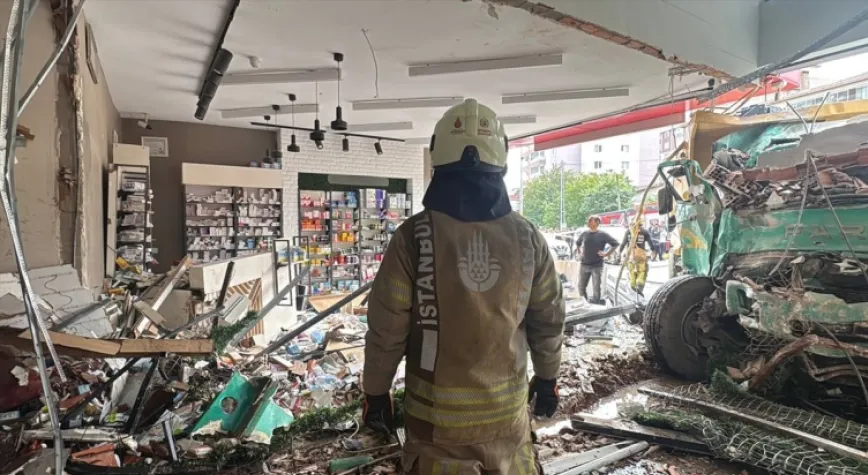 Pendik’te Hafriyat Kamyonu Eczaneye Girdi: 7 Yaralı