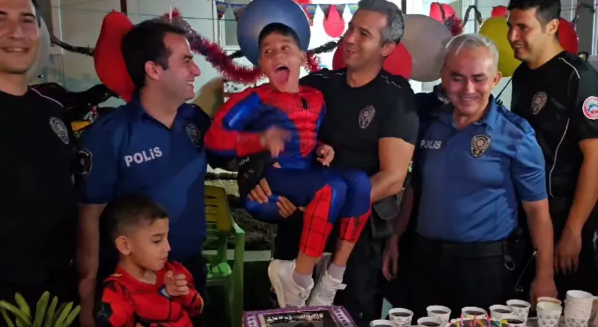 Polis Ekiplerinden Doğum Günü Sürprizi