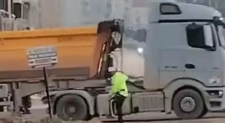 Polis Memuru yoldaki çukuru kürekle kapattı