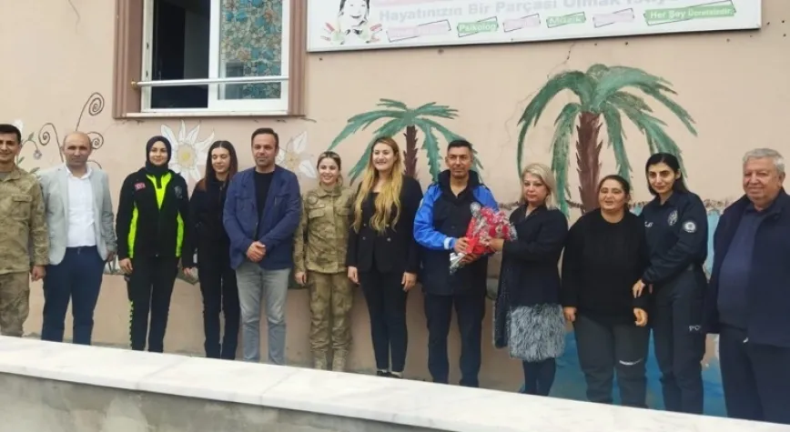 POLİSLER ÖĞRETMENLER GÜNÜNÜ KUTLADI