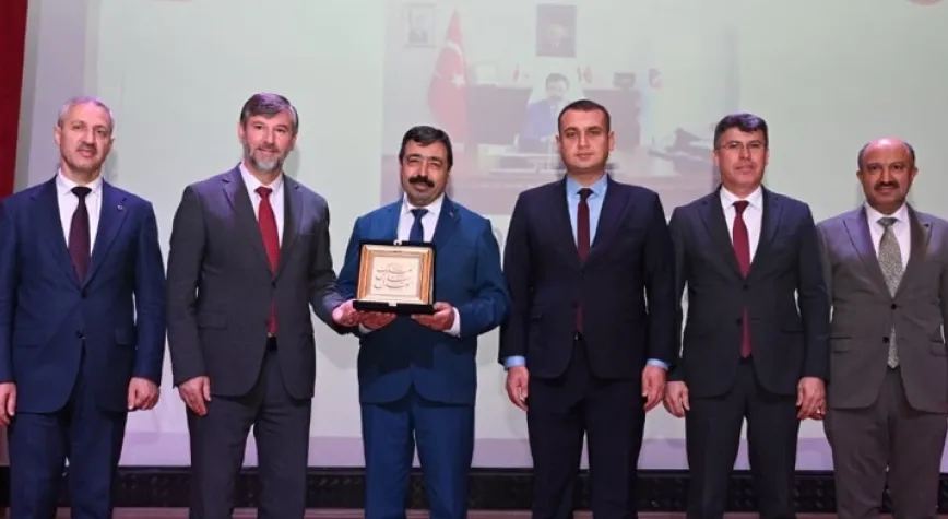 Prof. Dr. Saffet Köse’den Modern Çağın Sorunu: Baba Yoksunluğu Konferansı
