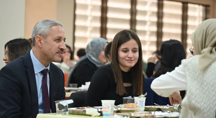 Rektör Prof. Dr. Veysel Eren, Öğrencilerle Öğle Yemeğinde Buluştu