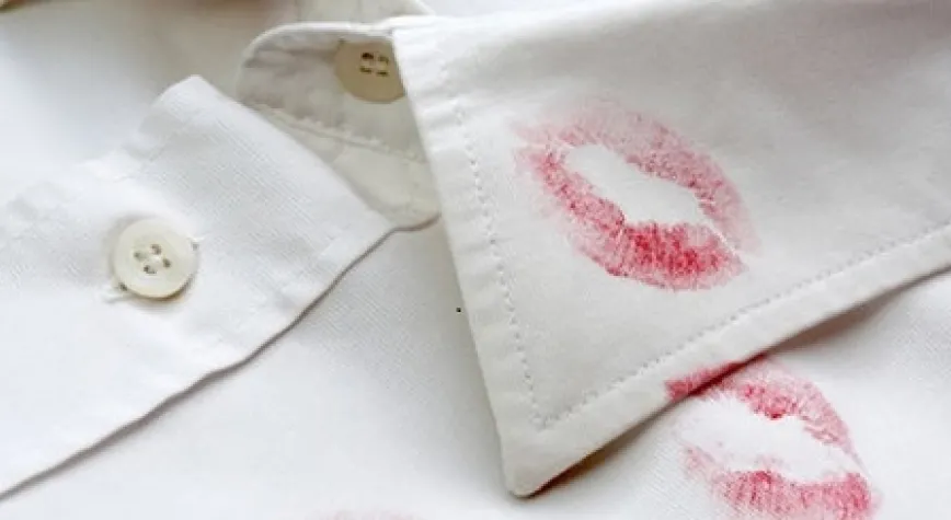 Ruj lekesini çıkarmanız çok kolay!