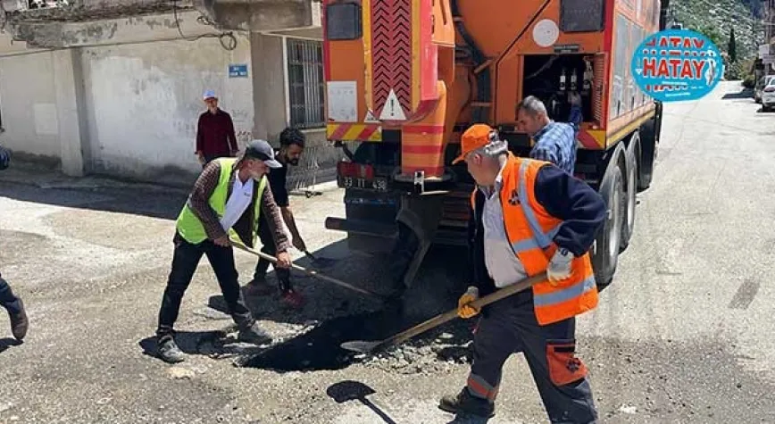 SAMANDAĞ BELEDİYESİ'NE BAĞLI EKİPLER SAHA ÇALIŞMALARINI SÜRDÜRÜYORLAR.