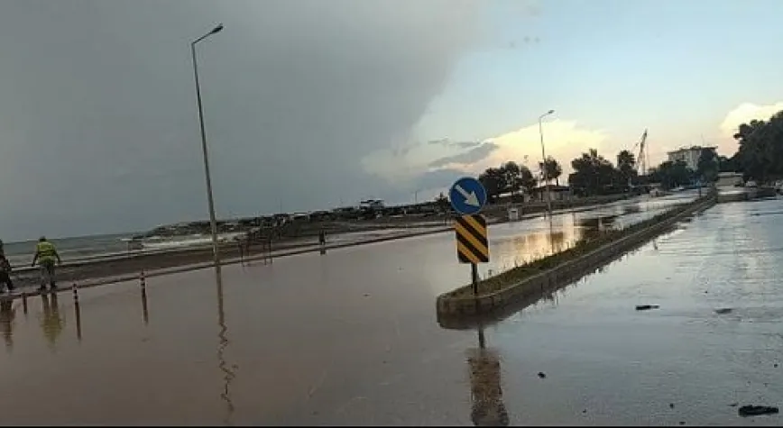 Samandağ’da sel korkusu yaşattı!