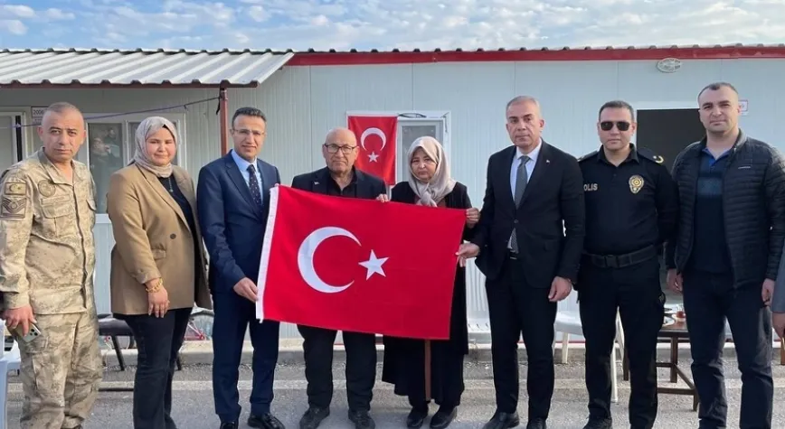 Şehit Ailesine Türk Bayrağı