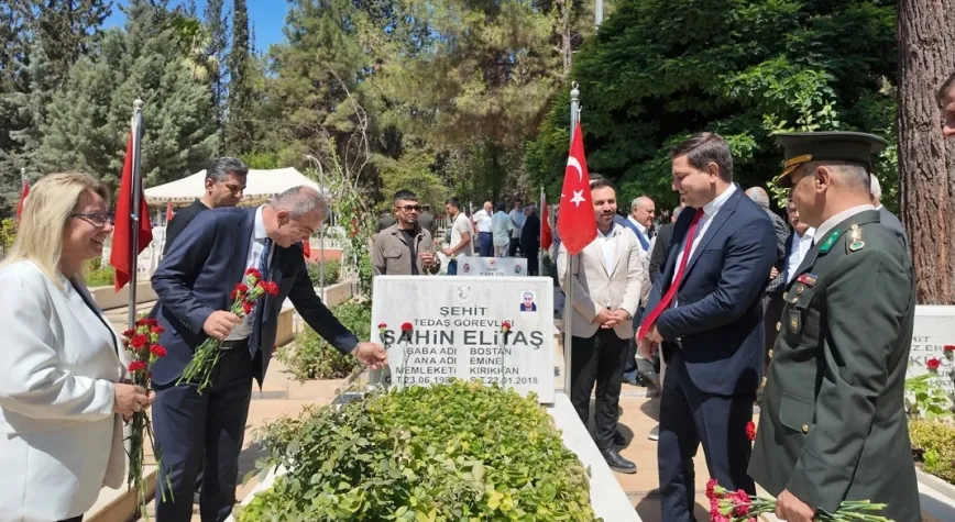 Şehitlere Kırmızı Karanfil
