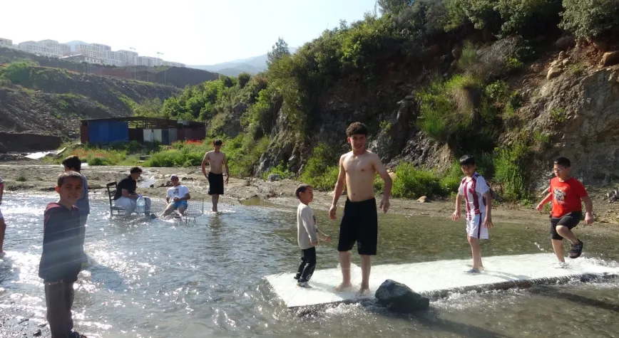 Sıcaktan Bunalan Çocuklar Derede Serinledi
