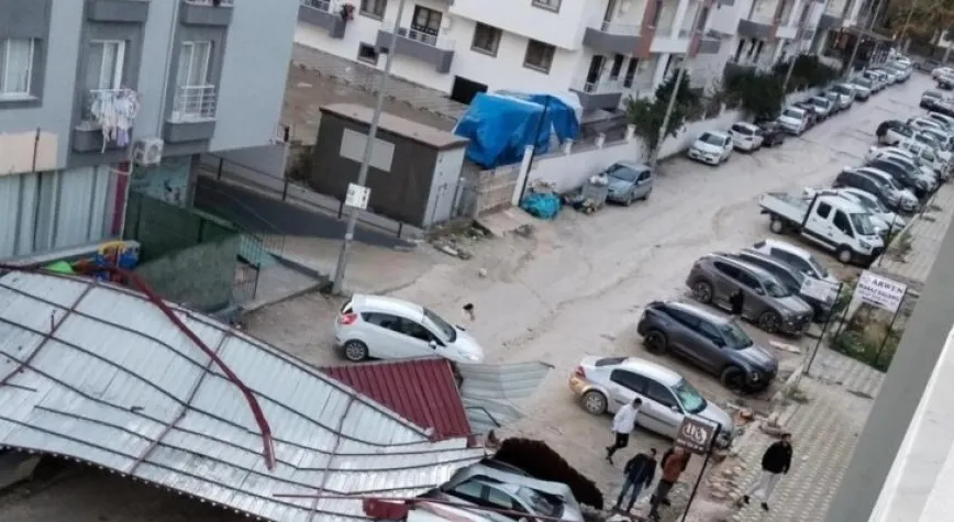 Şiddetli Fırtına Çatıları Uçurdu!