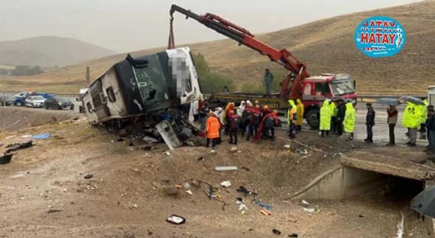 Sivas'ta yolcu otobüsü devrildi