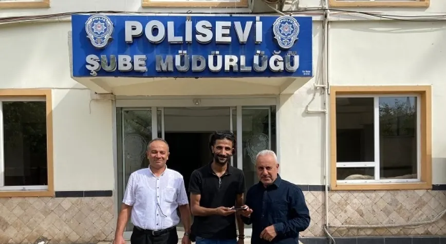 SOKAKTA BULDUĞU CEP TELEFONUNU POLİSE TESLİM ETTİ