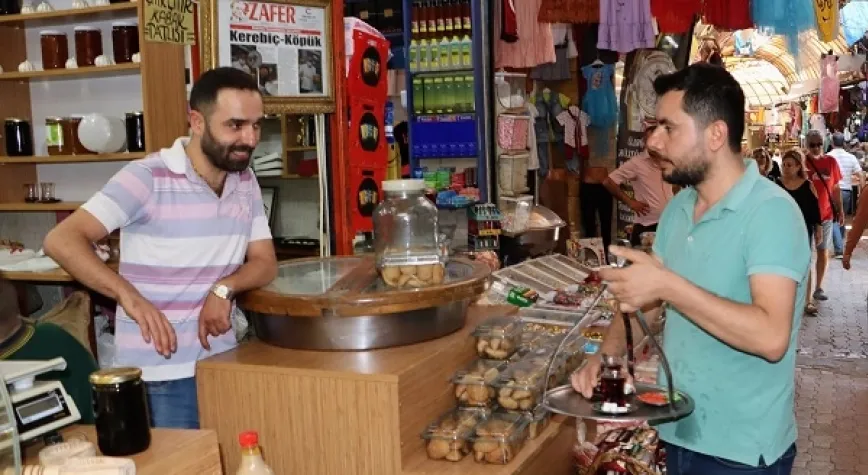 Tarihi Çarşının İşletme Mezunu Çaycısı