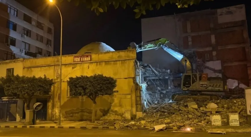 Tarihi Hamamı Kubbesi Yıkımda Zarar Gördü