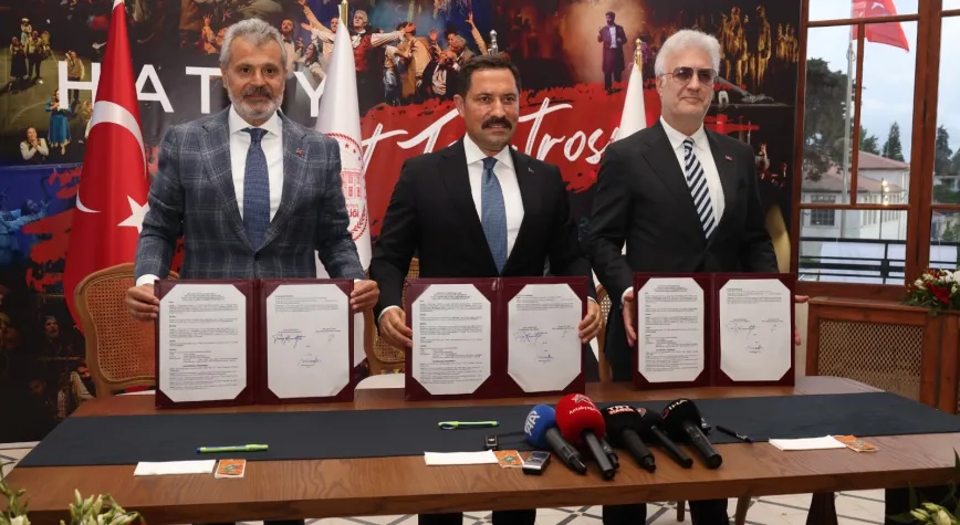 Tarihi Meclis Binasında Devlet Tiyatroları Perdesi Açıldı