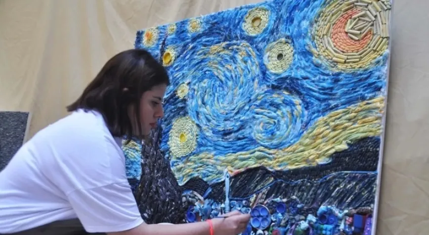 TOPLADIĞI ATIKLARI SANAT ESERİNE DÖNÜŞTÜRÜYOR