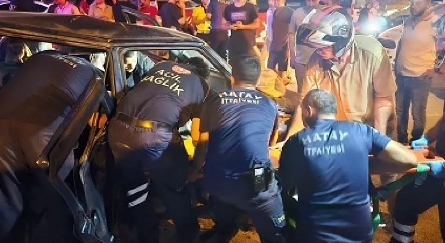 TRAFİK KAZASINDA 3 KİŞİ ARACA SIKIŞTI