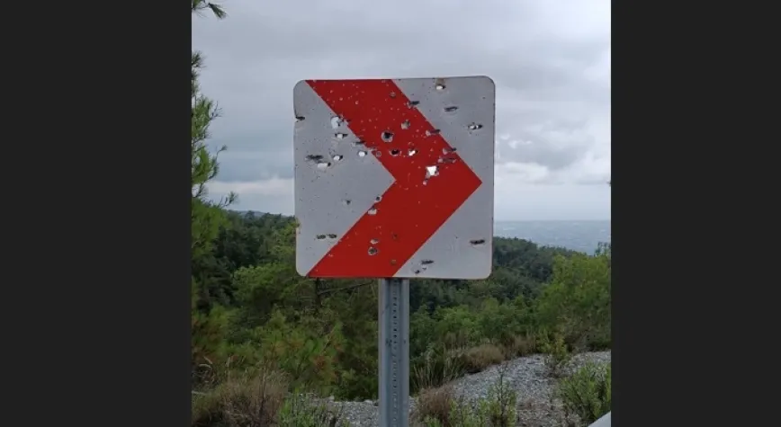 Trafik Levhaları Hedef Tahtası Gibi