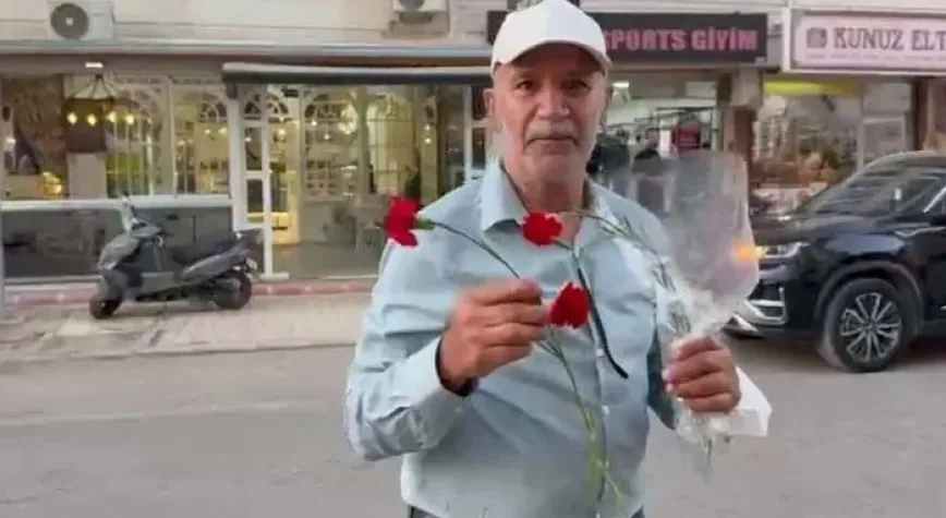 Trafikte kurallara uyan sürücülere karanfil
