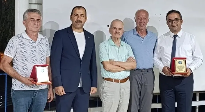Türk Eğitim-Sen'den Emekli Öğretmenlere Plaket