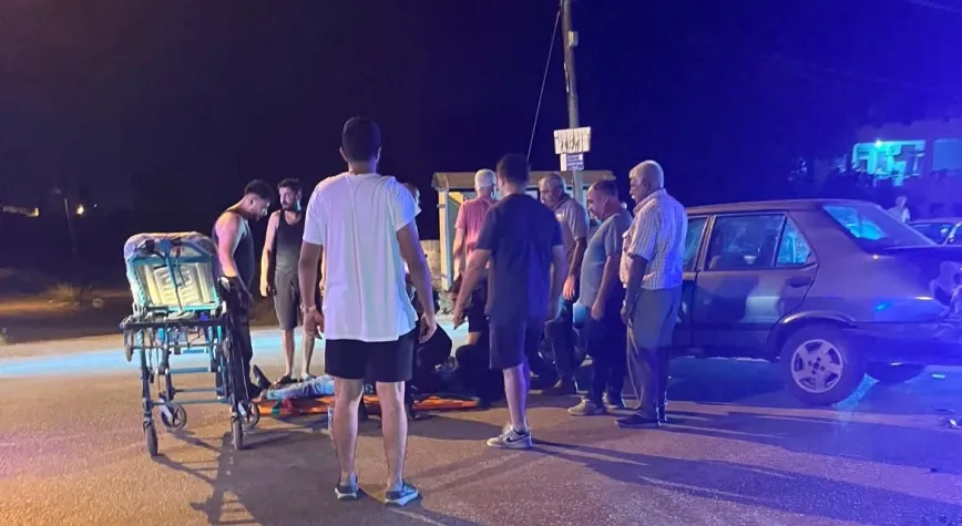 U Dönüşü Yapan Otomobile 2 Motosiklet Çarptı