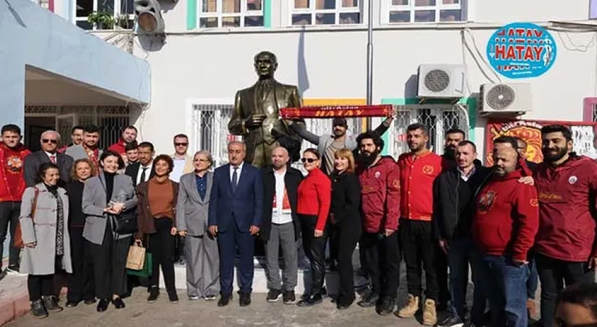 ultAslan Hatay depremin simgesi olan Atatürk Büstünü onardı