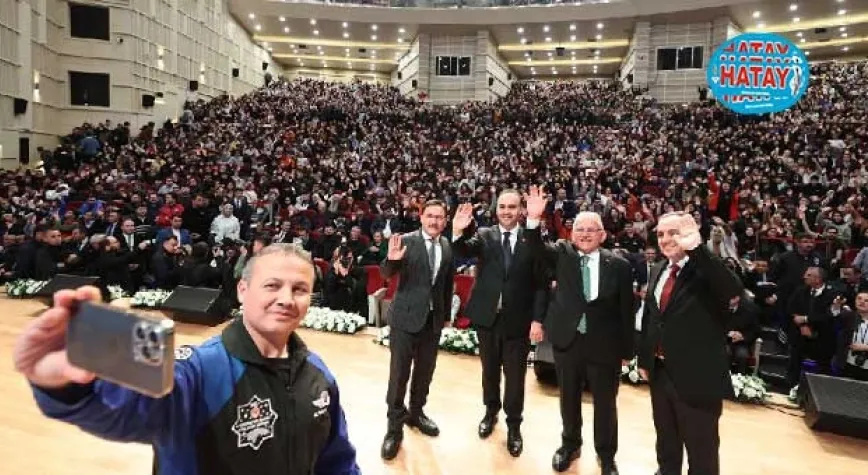 UZAY MERAKLISI GENÇLERLE BULUŞTU