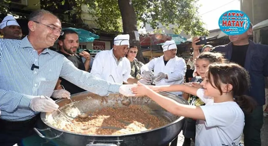 UZUNCARŞI ESNAFINA AŞURE İKRAMI