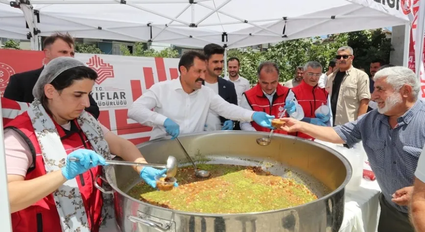 Vali Masatlı Aşure Dağıttı