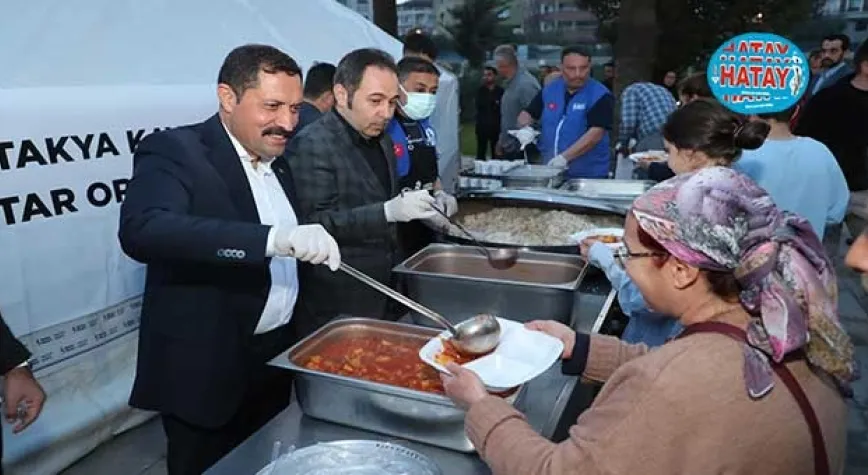 VALİ MASATLI DEFNELİ VATANDAŞLARLA İFTAR YAPTI