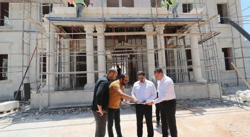 Valilik binasının yapım aşamasını inceledi