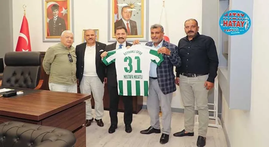 VALİ’YE 31 NUMARALI REYHANLISPOR FORMASI HEDİYE EDİLDİ
