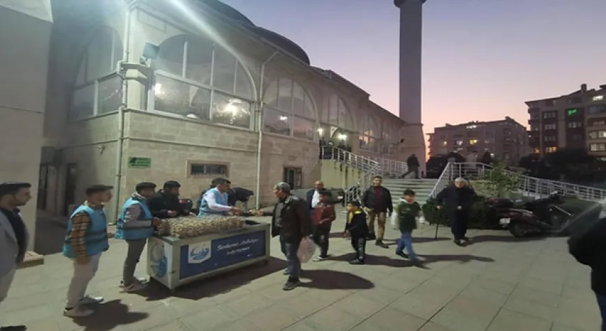 VATANDAŞLARA KANDİL SİMİDİ İKRAM ETTİLER