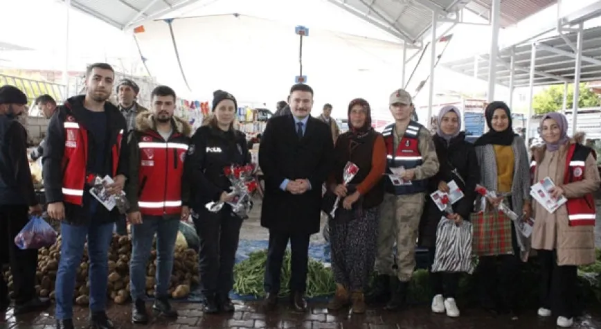 VATANDAŞLARA KARANFİL VE BROŞÜR DAĞITTI