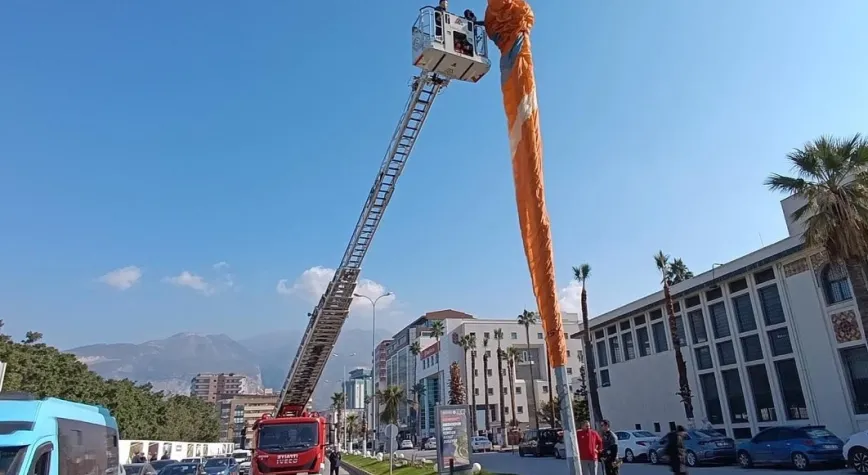 Yamaç paraşütü direğe takıldı