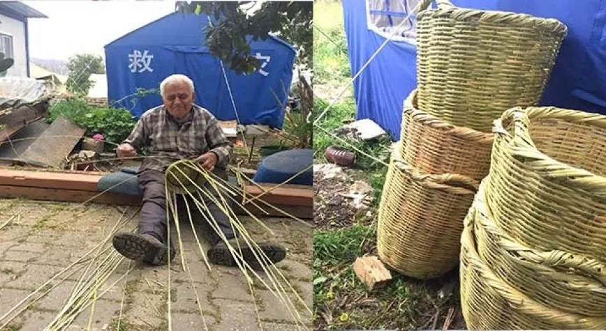 Yaşadığı Çadırda Kamış Sepetleri Örüyor