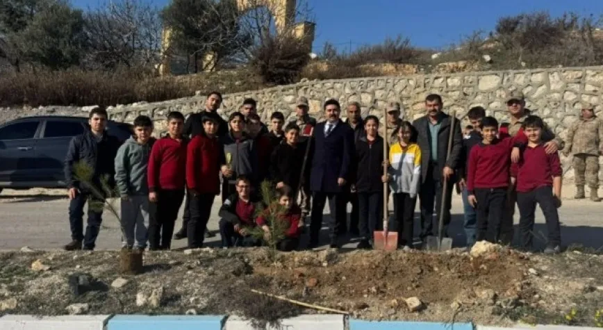 Yayladağı’nda Öğrenciler Fidan Dikti