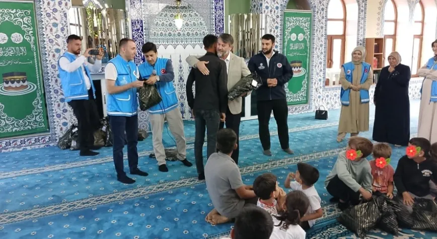 Yayladağı’nda Yetim Yüzler Bayramlıklarla Güldü